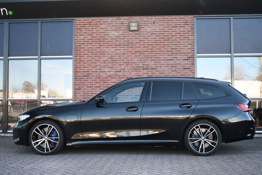 BMW 3 Serie Touring 330e M-Sport Pano Trekh ACC El-zetel HUD Carbon 19inch Adp-onderstel