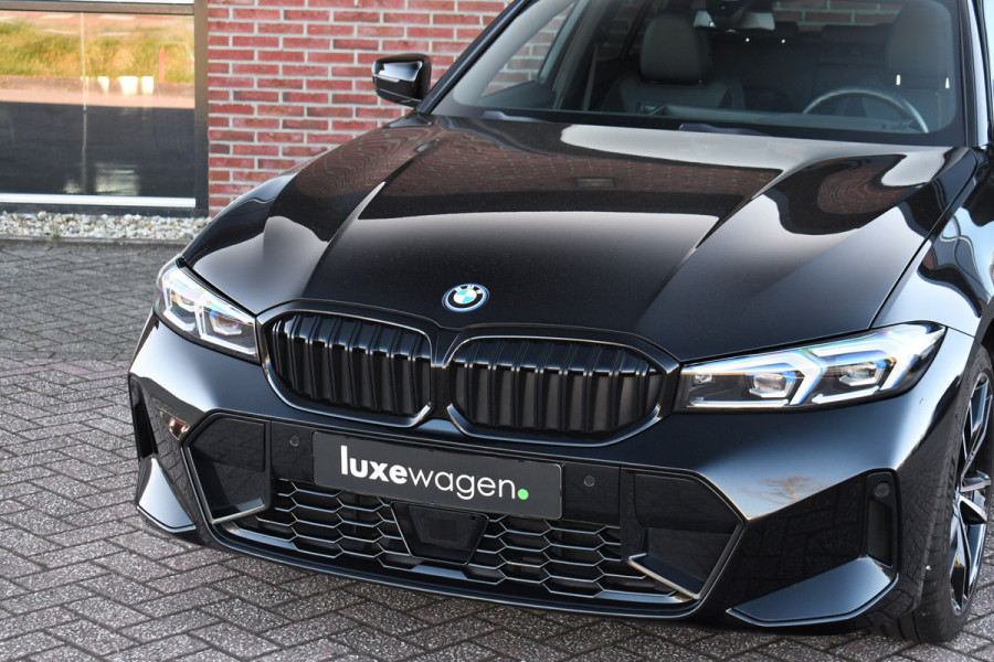 BMW 3 Serie Touring 330e M-Sport Pano Trekh ACC El-zetel HUD Carbon 19inch Adp-onderstel