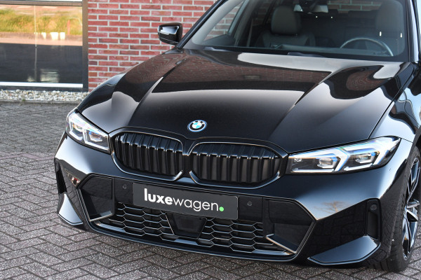 BMW 3 Serie Touring 330e M-Sport Pano Trekh ACC El-zetel HUD Carbon 19inch Adp-onderstel