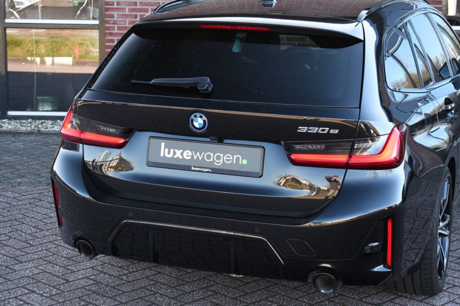 BMW 3 Serie Touring 330e M-Sport Pano Trekh ACC El-zetel HUD Carbon 19inch Adp-onderstel