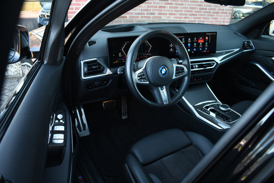 BMW 3 Serie Touring 330e M-Sport Pano Trekh ACC El-zetel HUD Carbon 19inch Adp-onderstel
