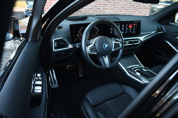 BMW 3 Serie Touring 330e M-Sport Pano Trekh ACC El-zetel HUD Carbon 19inch Adp-onderstel