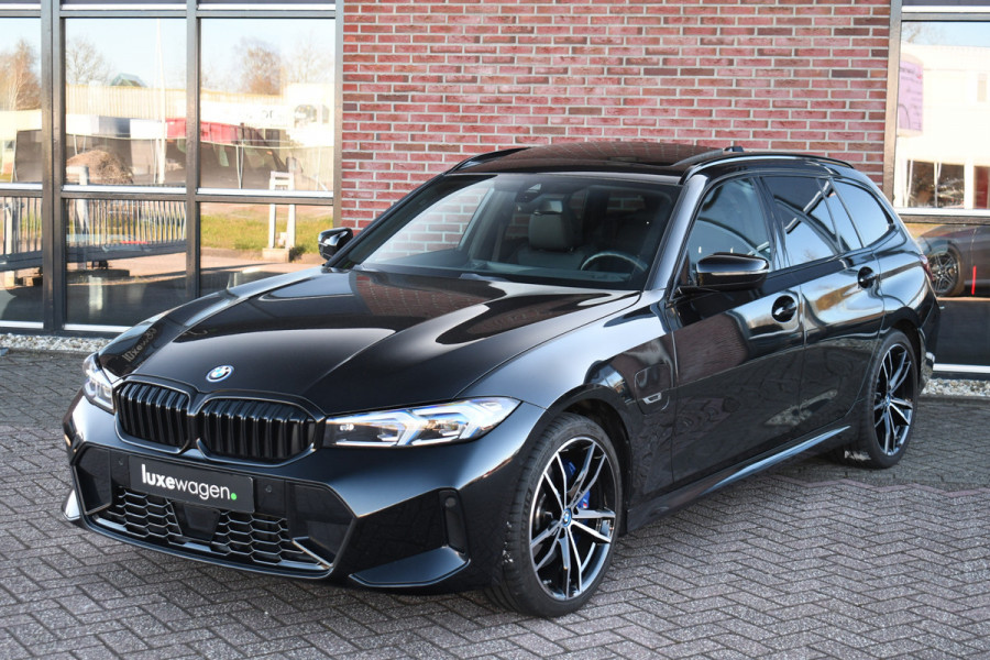 BMW 3 Serie Touring 330e M-Sport Pano Trekh ACC El-zetel HUD Carbon 19inch Adp-onderstel