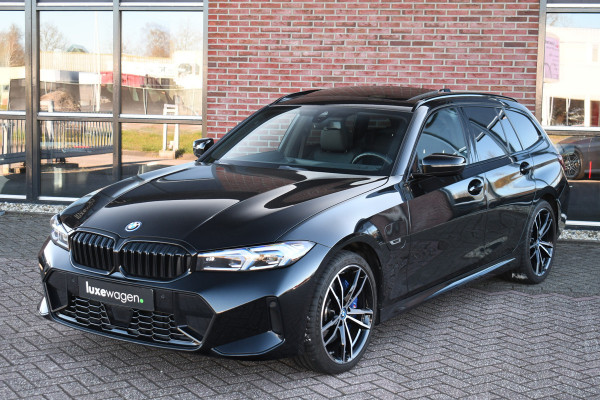 BMW 3 Serie Touring 330e M-Sport Pano Trekh ACC El-zetel HUD Carbon 19inch Adp-onderstel