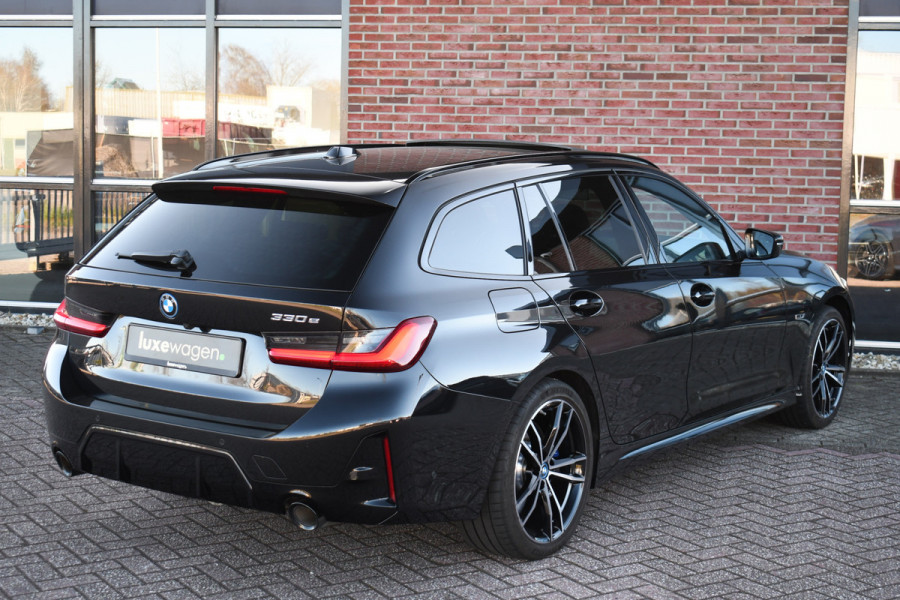 BMW 3 Serie Touring 330e M-Sport Pano Trekh ACC El-zetel HUD Carbon 19inch Adp-onderstel