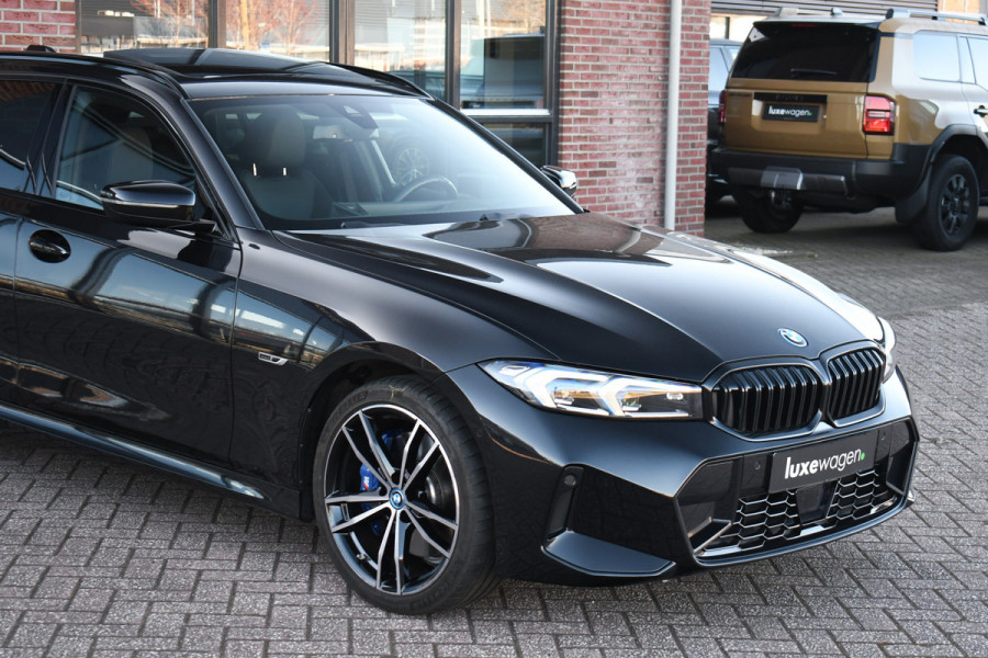 BMW 3 Serie Touring 330e M-Sport Pano Trekh ACC El-zetel HUD Carbon 19inch Adp-onderstel