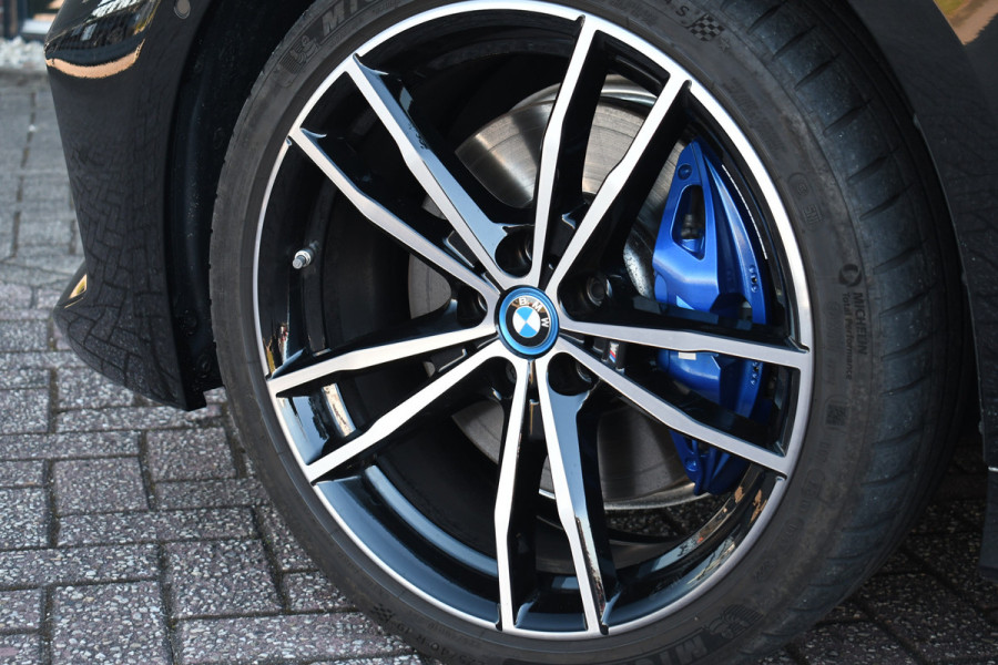 BMW 3 Serie Touring 330e M-Sport Pano Trekh ACC El-zetel HUD Carbon 19inch Adp-onderstel