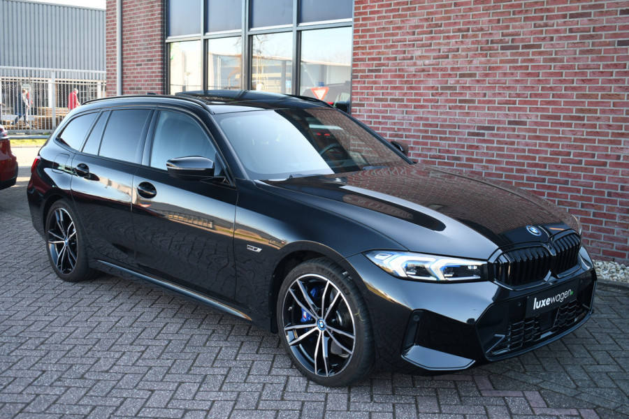 BMW 3 Serie Touring 330e M-Sport Pano Trekh ACC El-zetel HUD Carbon 19inch Adp-onderstel