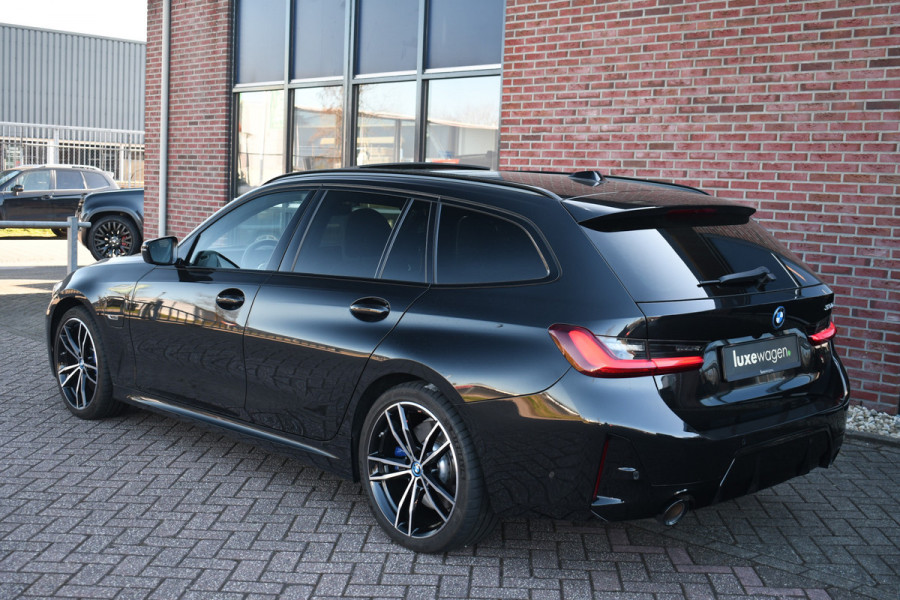 BMW 3 Serie Touring 330e M-Sport Pano Trekh ACC El-zetel HUD Carbon 19inch Adp-onderstel