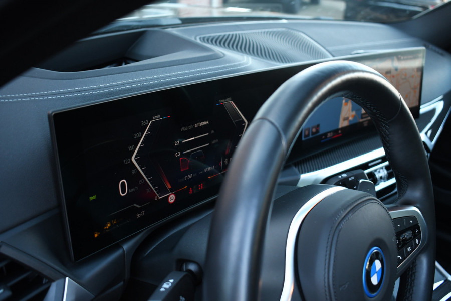 BMW 3 Serie Touring 330e M-Sport Pano Trekh ACC El-zetel HUD Carbon 19inch Adp-onderstel