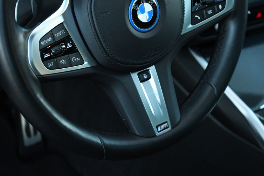 BMW 3 Serie Touring 330e M-Sport Pano Trekh ACC El-zetel HUD Carbon 19inch Adp-onderstel