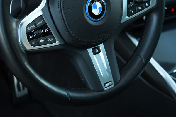 BMW 3 Serie Touring 330e M-Sport Pano Trekh ACC El-zetel HUD Carbon 19inch Adp-onderstel