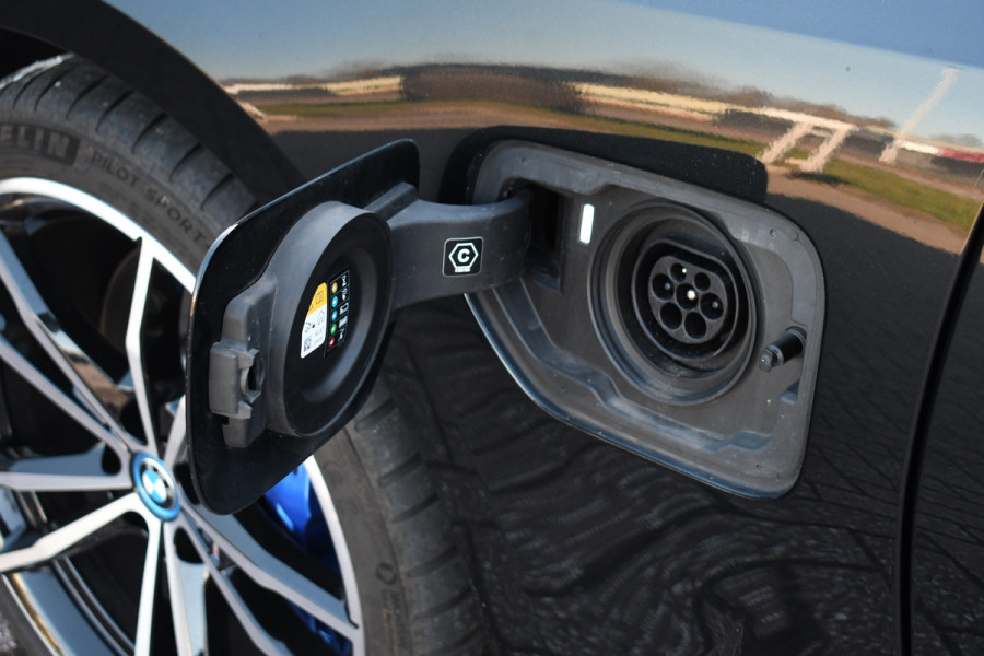 BMW 3 Serie Touring 330e M-Sport Pano Trekh ACC El-zetel HUD Carbon 19inch Adp-onderstel