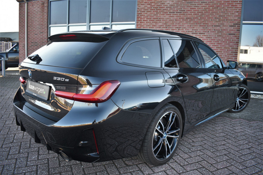 BMW 3 Serie Touring 330e M-Sport Pano Trekh ACC El-zetel HUD Carbon 19inch Adp-onderstel
