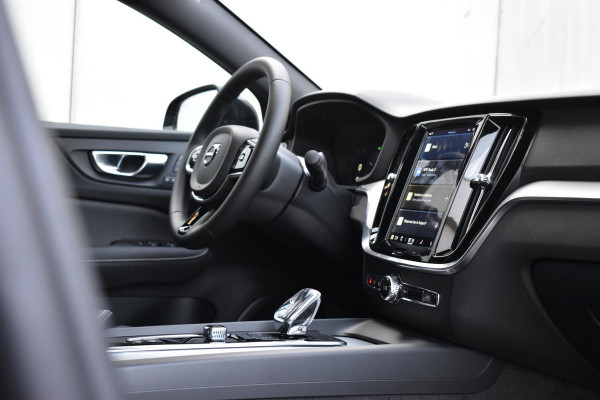 Volvo S60 B4 211PK Automaat Plus Dark / Heico uitgevoerd!!! / Alloy Wheel VOLUTION 20'' velgen / Heico voorspoiler / Heico Verlaagd 30 mm / Black Edition Pack / Styling Pack / Driver Assist / Semi elektrische trekhaak