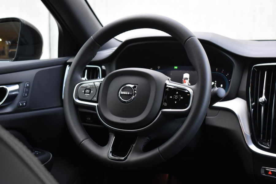 Volvo S60 B4 211PK Automaat Plus Dark / Heico uitgevoerd!!! / Alloy Wheel VOLUTION 20'' velgen / Heico voorspoiler / Heico Verlaagd 30 mm / Black Edition Pack / Styling Pack / Driver Assist / Semi elektrische trekhaak