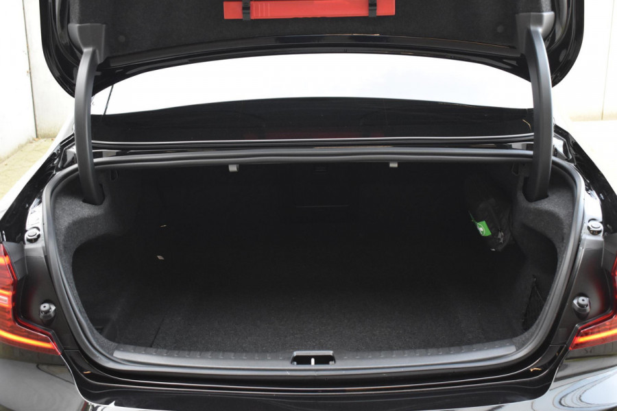 Volvo S60 B4 211PK Automaat Plus Dark / Heico uitgevoerd!!! / Alloy Wheel VOLUTION 20'' velgen / Heico voorspoiler / Heico Verlaagd 30 mm / Black Edition Pack / Styling Pack / Driver Assist / Semi elektrische trekhaak
