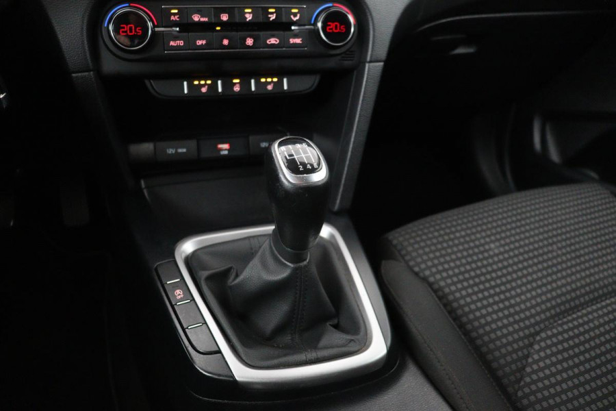 Kia Ceed 1.4 T-GDi DynamicLine | Stoel & stuurverwarming | Camera | Carplay | Navigatie | Climate control | PDC | Cruise control