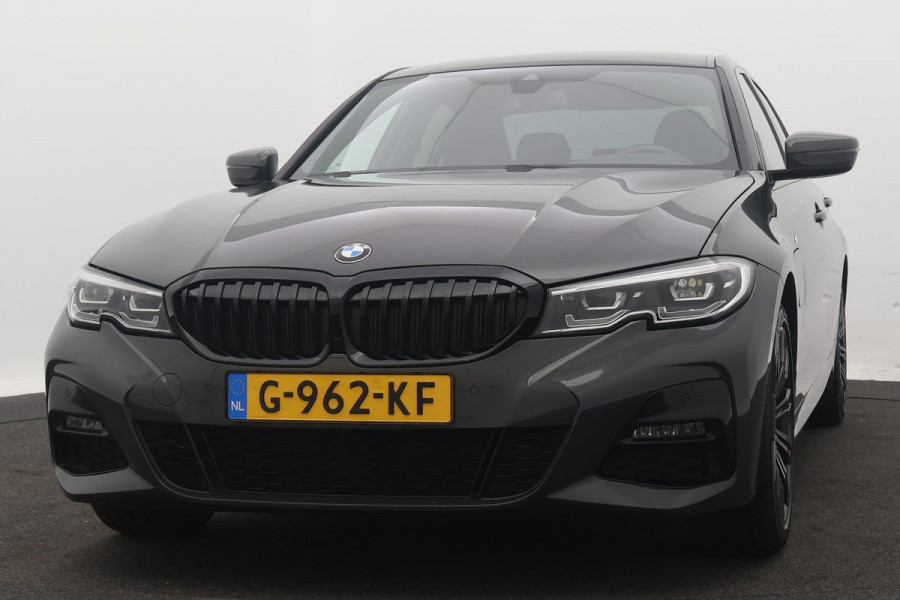 BMW 3-serie 330e eDrive M-Sport (NL-auto, 2e Eig, Dealer OnderH, Carplay, Camera, StoelV, Addpt Cruise, Leder, Etc)