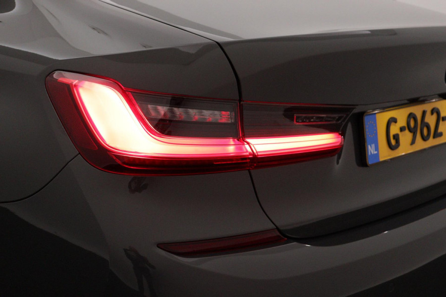 BMW 3-serie 330e eDrive M-Sport (NL-auto, 2e Eig, Dealer OnderH, Carplay, Camera, StoelV, Addpt Cruise, Leder, Etc)
