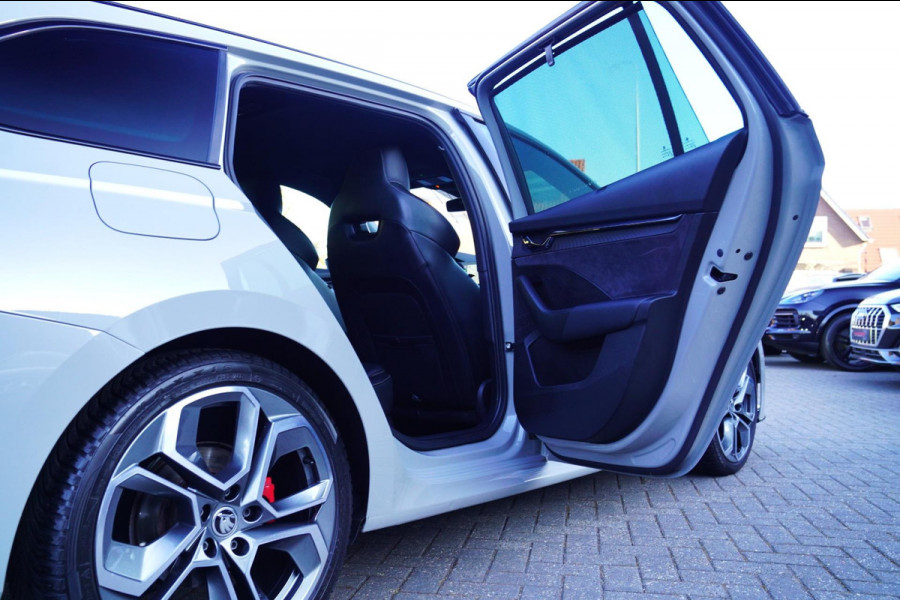 Škoda Octavia 2.0 TDI RS | Nardo | Massage stoelen | RS-zetels | Virtual cockpit | Alcantara | Facelift | Stoelverwarming V+A |