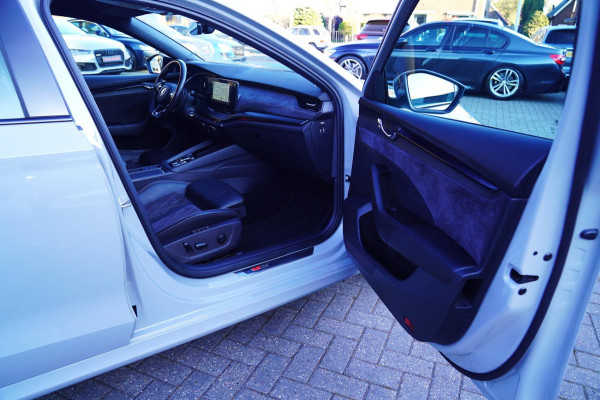 Škoda Octavia 2.0 TDI RS | Nardo | Massage stoelen | RS-zetels | Virtual cockpit | Alcantara | Facelift | Stoelverwarming V+A |