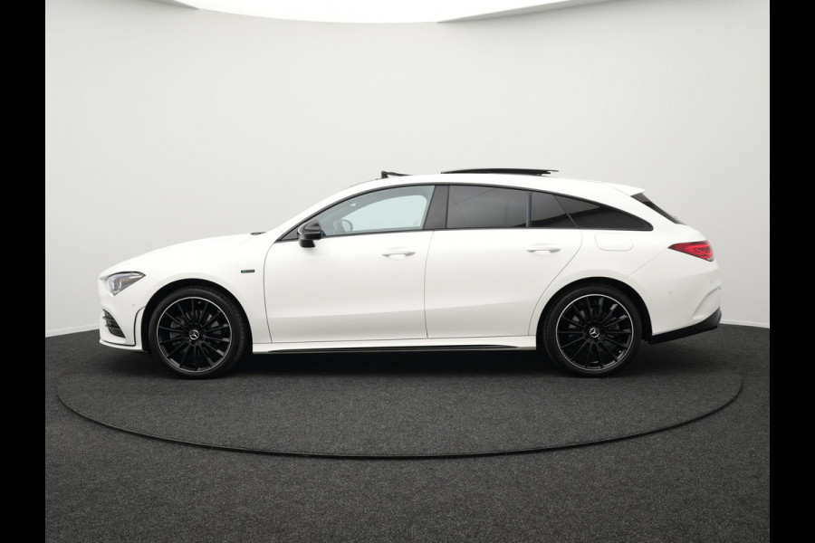 Mercedes-Benz CLA-Klasse Shooting Brake 250 e AMG Night Plug in Hybrid Dealer O.H. 218pk PHEV | Panodak | Alcantara Sportstoelen Verwarmd | Widescreen Navi | Sfeerverlichting | Navigatie | Apple Carplay | Camera | DAB |