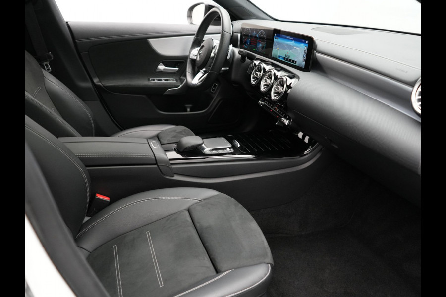 Mercedes-Benz CLA-Klasse Shooting Brake 250 e AMG Night Plug in Hybrid Dealer O.H. 218pk PHEV | Panodak | Alcantara Sportstoelen Verwarmd | Widescreen Navi | Sfeerverlichting | Navigatie | Apple Carplay | Camera | DAB |