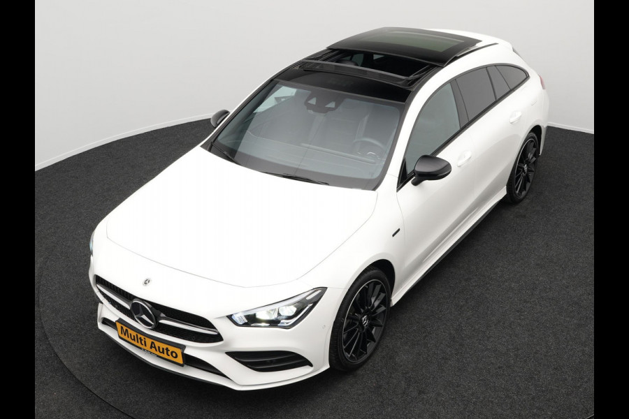 Mercedes-Benz CLA-Klasse Shooting Brake 250 e AMG Night Plug in Hybrid Dealer O.H. 218pk PHEV | Panodak | Alcantara Sportstoelen Verwarmd | Widescreen Navi | Sfeerverlichting | Navigatie | Apple Carplay | Camera | DAB |