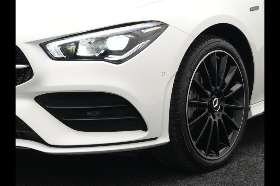 Mercedes-Benz CLA-Klasse Shooting Brake 250 e AMG Night Plug in Hybrid Dealer O.H. 218pk PHEV | Panodak | Alcantara Sportstoelen Verwarmd | Widescreen Navi | Sfeerverlichting | Navigatie | Apple Carplay | Camera | DAB |
