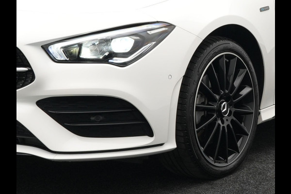 Mercedes-Benz CLA-Klasse Shooting Brake 250 e AMG Night Plug in Hybrid Dealer O.H. 218pk PHEV | Panodak | Alcantara Sportstoelen Verwarmd | Widescreen Navi | Sfeerverlichting | Navigatie | Apple Carplay | Camera | DAB |