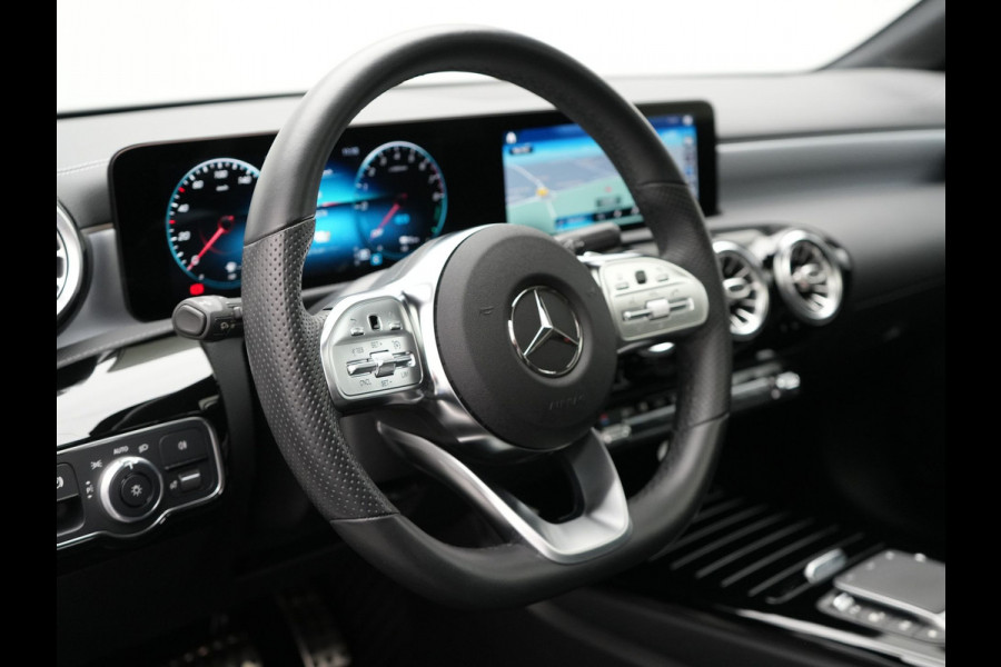 Mercedes-Benz CLA-Klasse Shooting Brake 250 e AMG Night Plug in Hybrid Dealer O.H. 218pk PHEV | Panodak | Alcantara Sportstoelen Verwarmd | Widescreen Navi | Sfeerverlichting | Navigatie | Apple Carplay | Camera | DAB |
