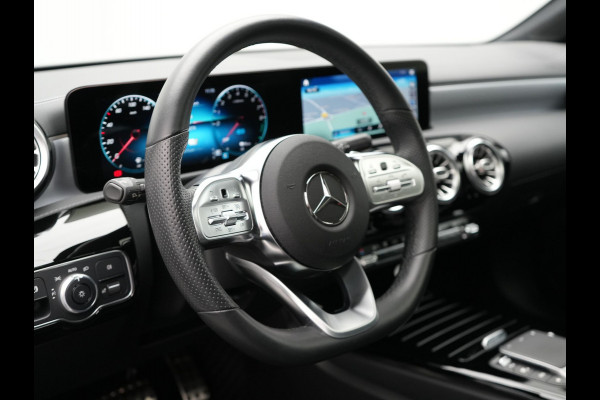 Mercedes-Benz CLA-Klasse Shooting Brake 250 e AMG Night Plug in Hybrid Dealer O.H. 218pk PHEV | Panodak | Alcantara Sportstoelen Verwarmd | Widescreen Navi | Sfeerverlichting | Navigatie | Apple Carplay | Camera | DAB |