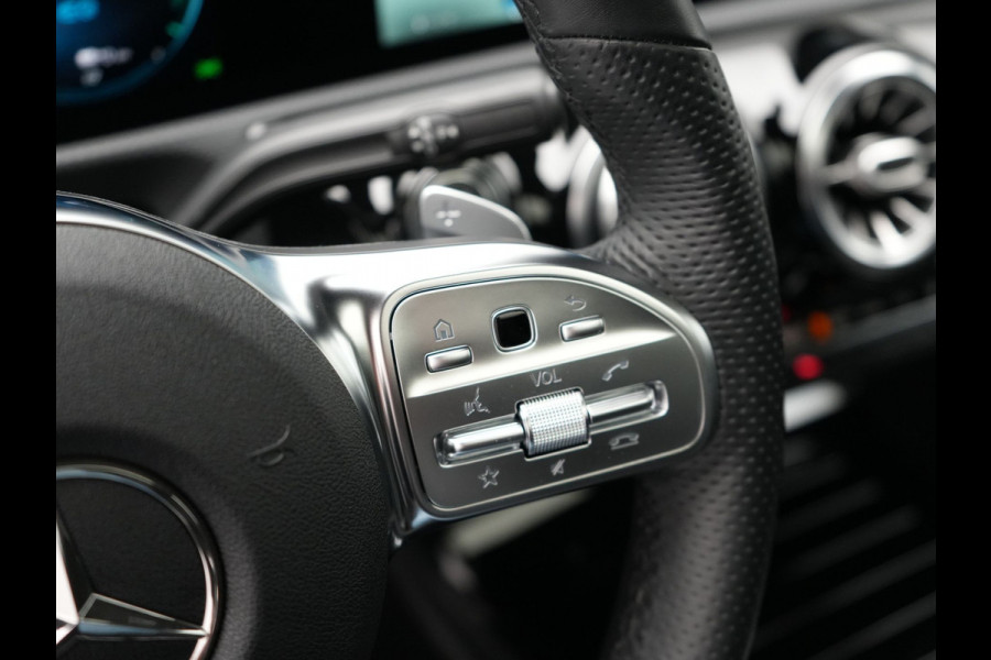 Mercedes-Benz CLA-Klasse Shooting Brake 250 e AMG Night Plug in Hybrid Dealer O.H. 218pk PHEV | Panodak | Alcantara Sportstoelen Verwarmd | Widescreen Navi | Sfeerverlichting | Navigatie | Apple Carplay | Camera | DAB |