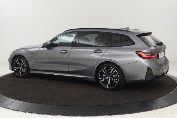 BMW 3-serie 320e M Sport | Head-Up | Stoel & stuurverwarming | Adaptive cruise | Sportstoelen | Adaptief LED | Sfeerverlichting | Camera | Carplay | Leder/Alcantara