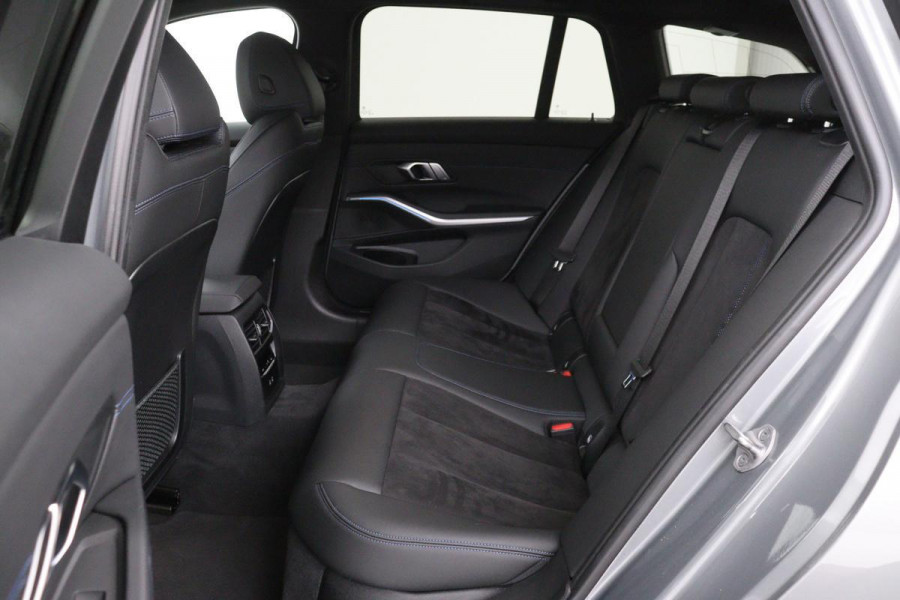 BMW 3-serie 320e M Sport | Head-Up | Stoel & stuurverwarming | Adaptive cruise | Sportstoelen | Adaptief LED | Sfeerverlichting | Camera | Carplay | Leder/Alcantara