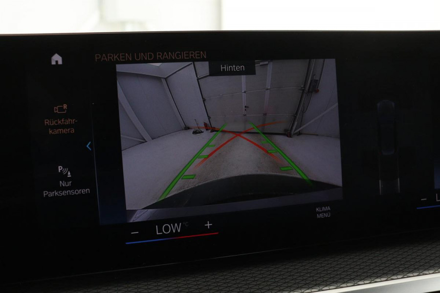 BMW 3-serie 320e M Sport | Head-Up | Stoel & stuurverwarming | Adaptive cruise | Sportstoelen | Adaptief LED | Sfeerverlichting | Camera | Carplay | Leder/Alcantara
