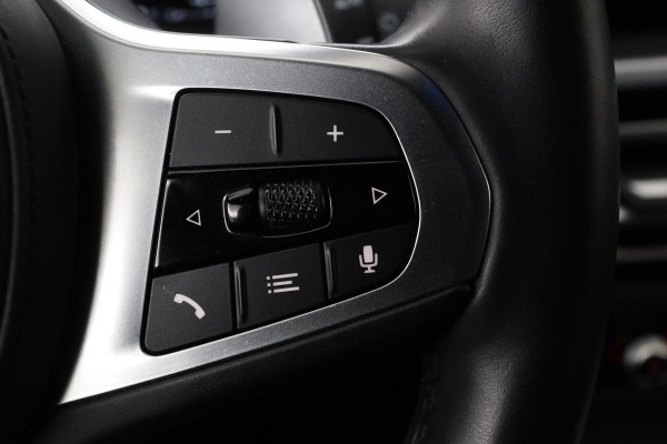 BMW 3-serie 320e M Sport | Head-Up | Stoel & stuurverwarming | Adaptive cruise | Sportstoelen | Adaptief LED | Sfeerverlichting | Camera | Carplay | Leder/Alcantara
