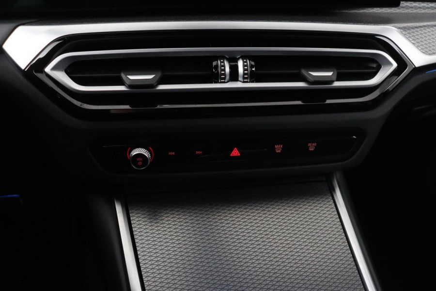 BMW 3-serie 320e M Sport | Head-Up | Stoel & stuurverwarming | Adaptive cruise | Sportstoelen | Adaptief LED | Sfeerverlichting | Camera | Carplay | Leder/Alcantara
