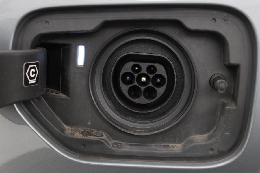 BMW 3-serie 320e M Sport | Head-Up | Stoel & stuurverwarming | Adaptive cruise | Sportstoelen | Adaptief LED | Sfeerverlichting | Camera | Carplay | Leder/Alcantara