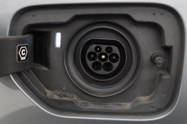 BMW 3-serie 320e M Sport | Head-Up | Stoel & stuurverwarming | Adaptive cruise | Sportstoelen | Adaptief LED | Sfeerverlichting | Camera | Carplay | Leder/Alcantara
