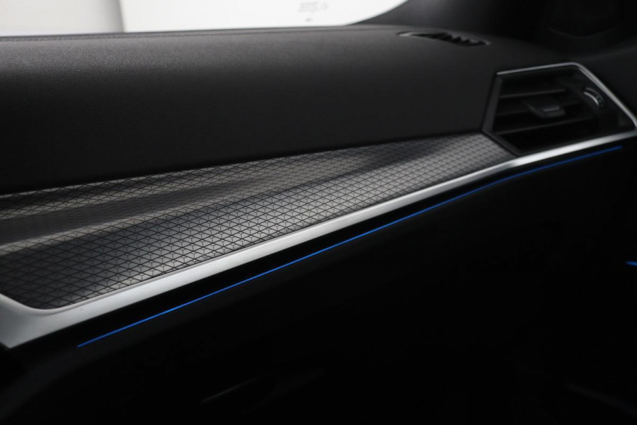 BMW 3-serie 320e M Sport | Head-Up | Stoel & stuurverwarming | Adaptive cruise | Sportstoelen | Adaptief LED | Sfeerverlichting | Camera | Carplay | Leder/Alcantara