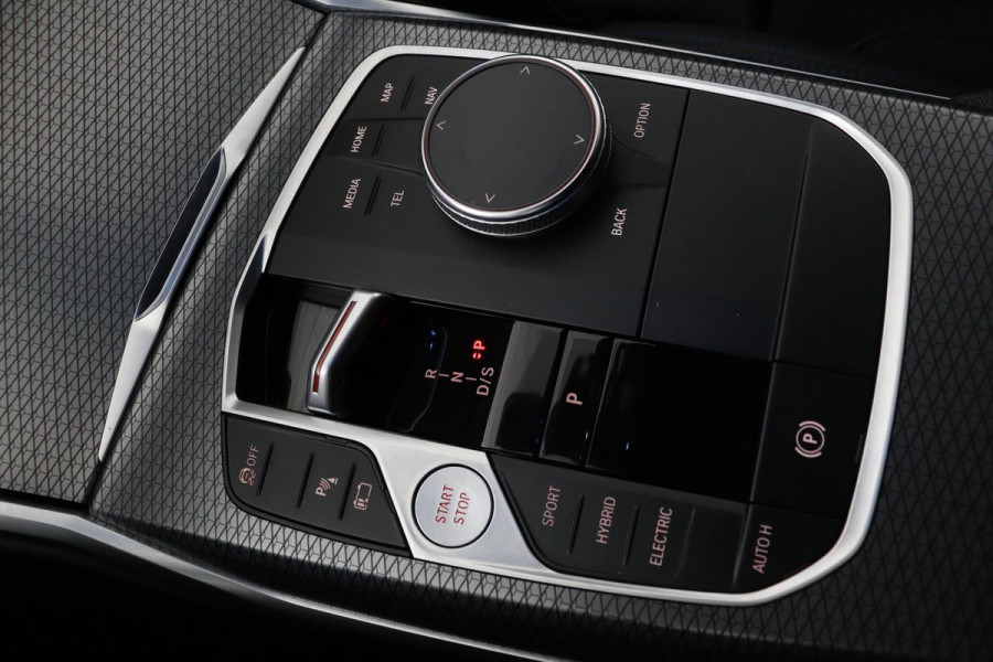 BMW 3-serie 320e M Sport | Head-Up | Stoel & stuurverwarming | Adaptive cruise | Sportstoelen | Adaptief LED | Sfeerverlichting | Camera | Carplay | Leder/Alcantara