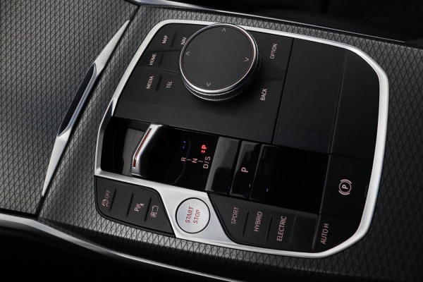 BMW 3-serie 320e M Sport | Head-Up | Stoel & stuurverwarming | Adaptive cruise | Sportstoelen | Adaptief LED | Sfeerverlichting | Camera | Carplay | Leder/Alcantara