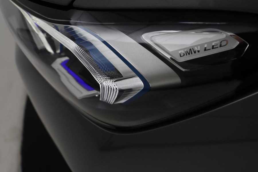 BMW 3-serie 320e M Sport | Head-Up | Stoel & stuurverwarming | Adaptive cruise | Sportstoelen | Adaptief LED | Sfeerverlichting | Camera | Carplay | Leder/Alcantara