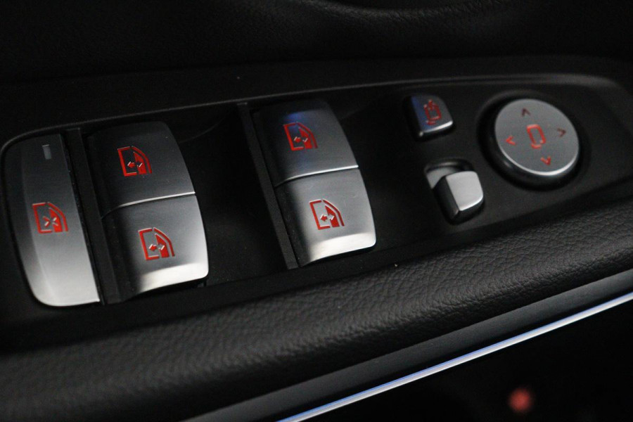 BMW 3-serie 320e M Sport | Head-Up | Stoel & stuurverwarming | Adaptive cruise | Sportstoelen | Adaptief LED | Sfeerverlichting | Camera | Carplay | Leder/Alcantara