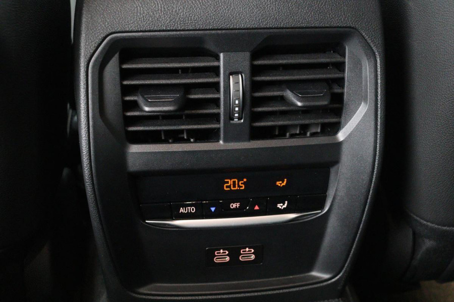 BMW 3-serie 320e M Sport | Head-Up | Stoel & stuurverwarming | Adaptive cruise | Sportstoelen | Adaptief LED | Sfeerverlichting | Camera | Carplay | Leder/Alcantara