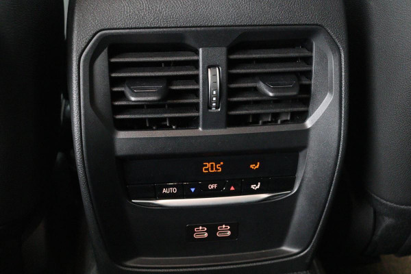 BMW 3-serie 320e M Sport | Head-Up | Stoel & stuurverwarming | Adaptive cruise | Sportstoelen | Adaptief LED | Sfeerverlichting | Camera | Carplay | Leder/Alcantara