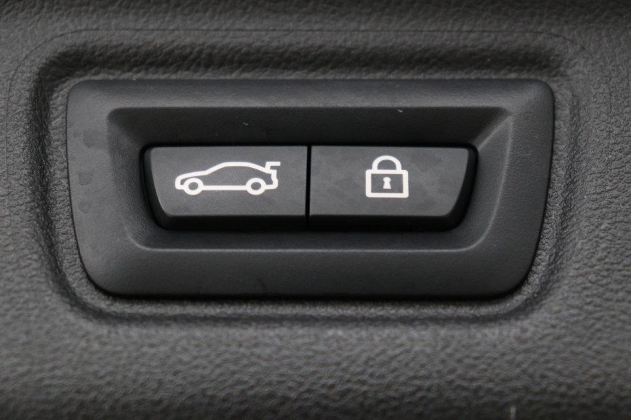 BMW 3-serie 320e M Sport | Head-Up | Stoel & stuurverwarming | Adaptive cruise | Sportstoelen | Adaptief LED | Sfeerverlichting | Camera | Carplay | Leder/Alcantara