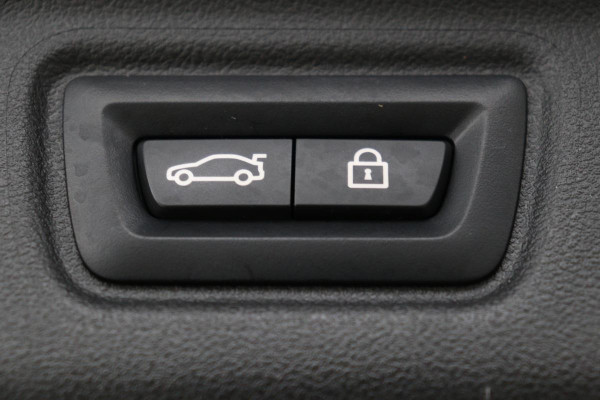 BMW 3-serie 320e M Sport | Head-Up | Stoel & stuurverwarming | Adaptive cruise | Sportstoelen | Adaptief LED | Sfeerverlichting | Camera | Carplay | Leder/Alcantara